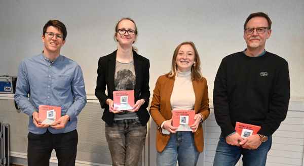Die Vortragenden mit "Happy is Up" Büchern als Dankeschön. Von links Dr. Tobias Grundgeiger, Bianca Kastl, Myriam Bott, Matthias Wirthmann.